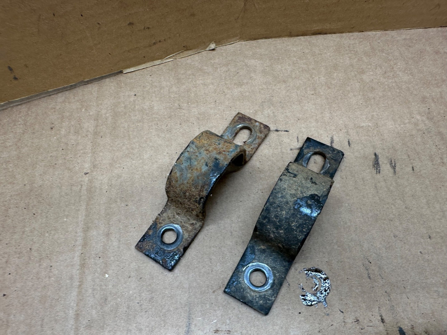 95-01 Ford Explorer 8.8 " Rear Sway Bar Stabilizer Bar Mounting Bracket Set OEM