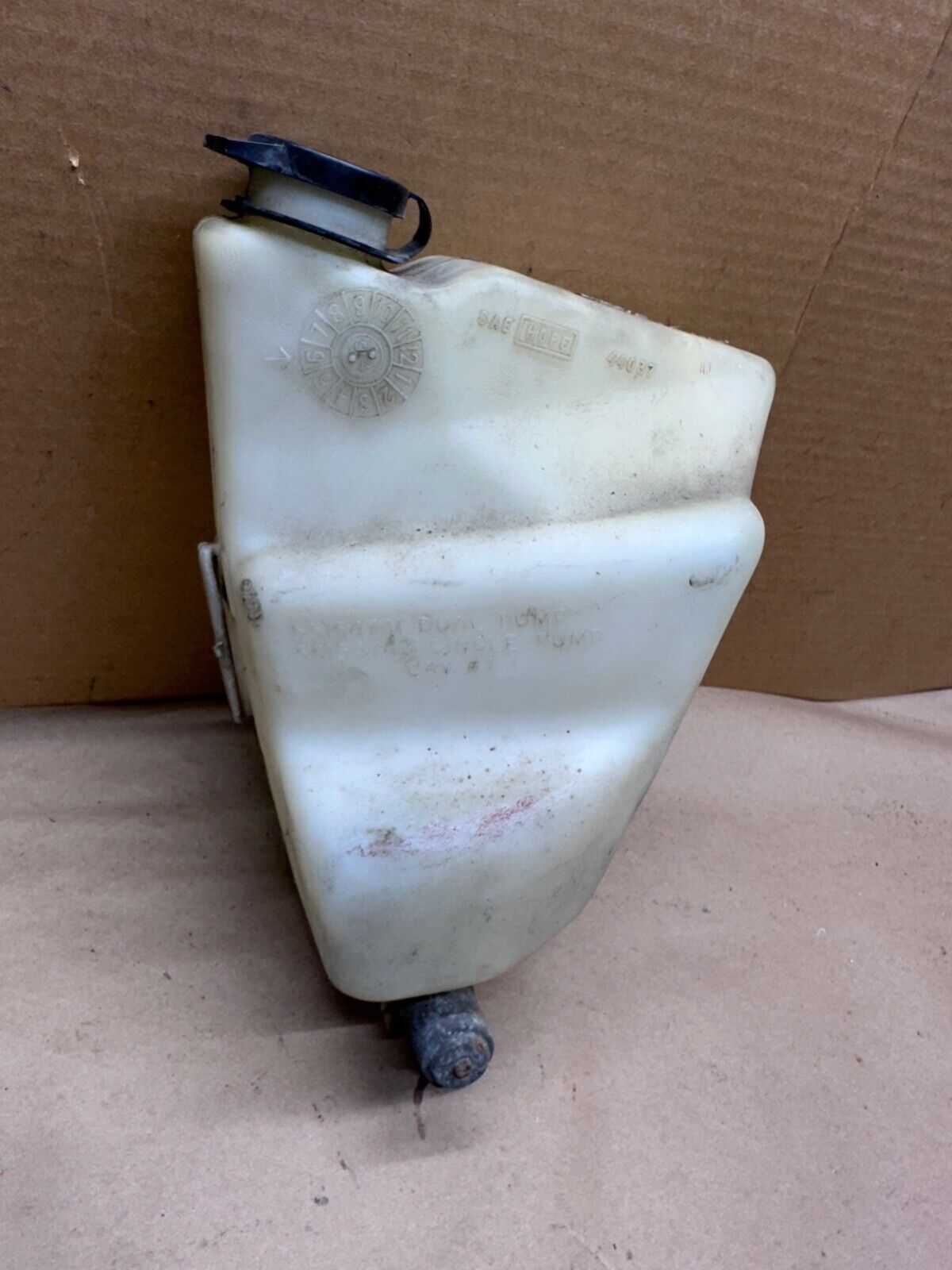 92-95 Jeep Wrangler YJ Single Pump Washer Bottle Reservoir Front Windshield OEM