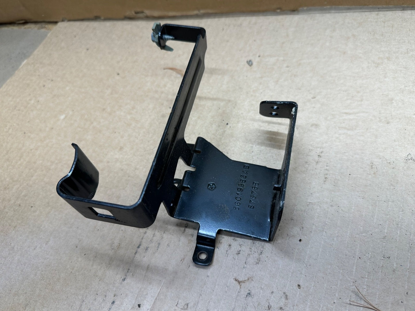 Jeep   Wrangler TJ 97-06 Under Dash Bulkhead Mount Bracket Factory 56019685AB OE