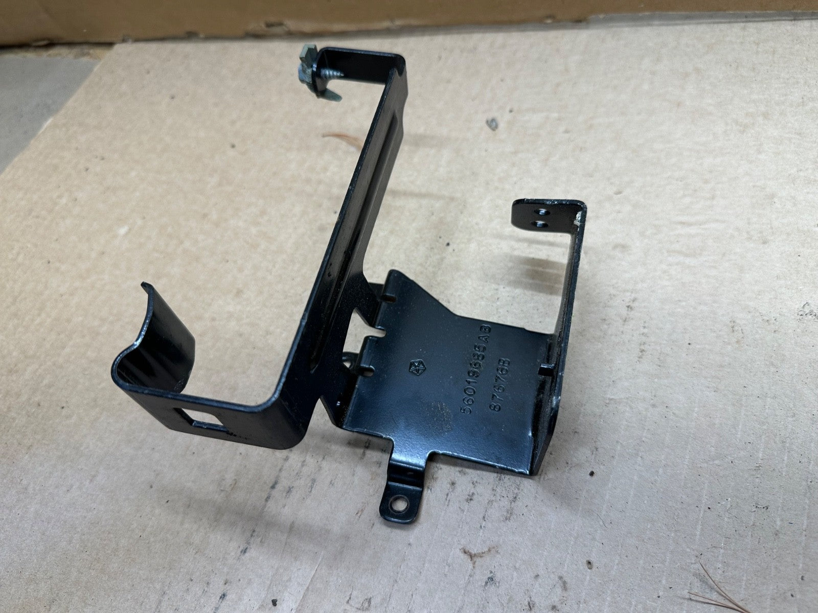 Jeep   Wrangler TJ 97-06 Under Dash Bulkhead Mount Bracket Factory 56019685AB OE