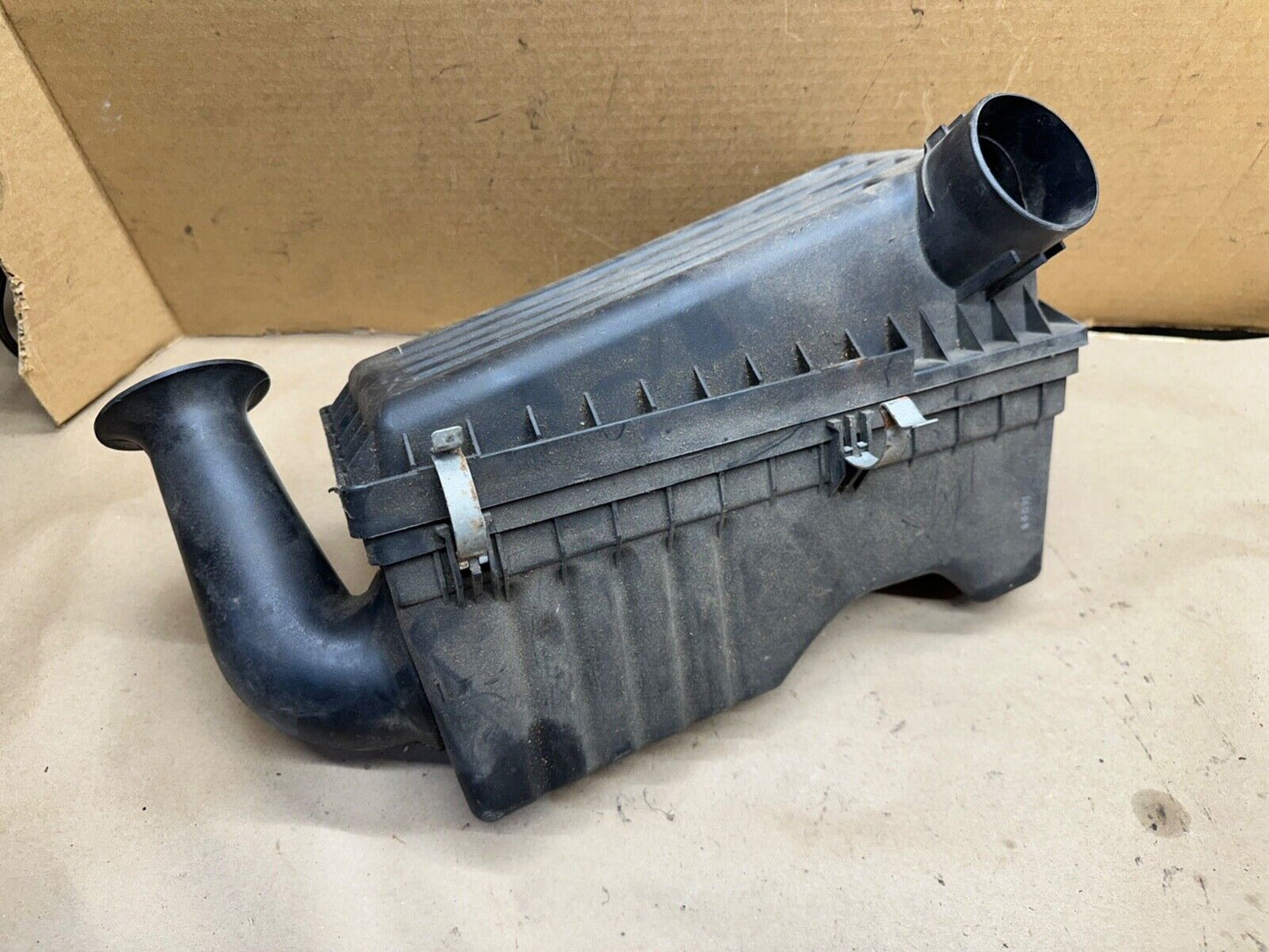 97-04 Jeep TJ Wrangler 4.0L 6 Cylinder Air Cleaner Box AirBox 4.0 L Filter OEM