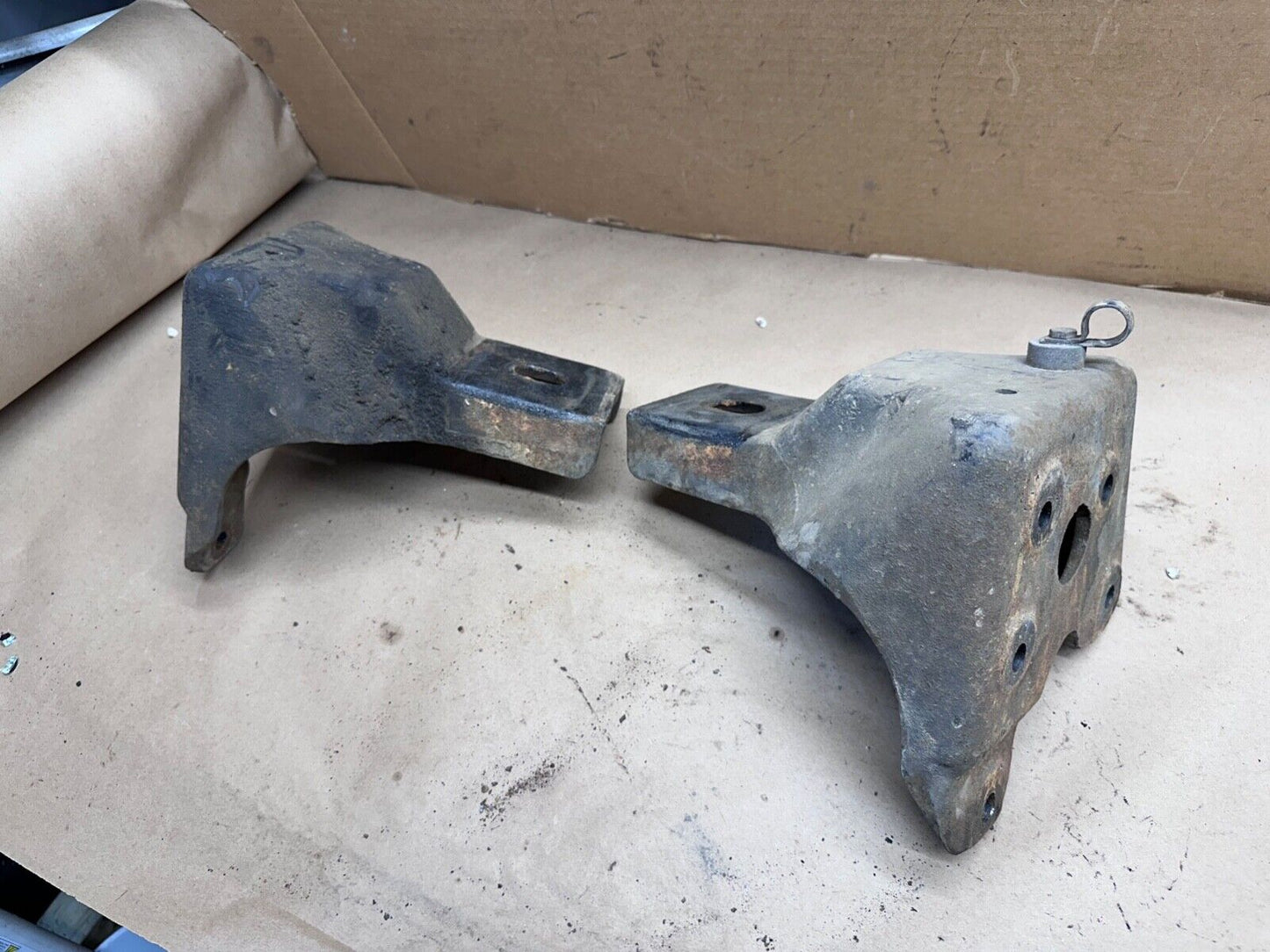 1980s INTERNATIONAL S Series Cab Body Frame Mount Bracket S1700 S1900 Front L R