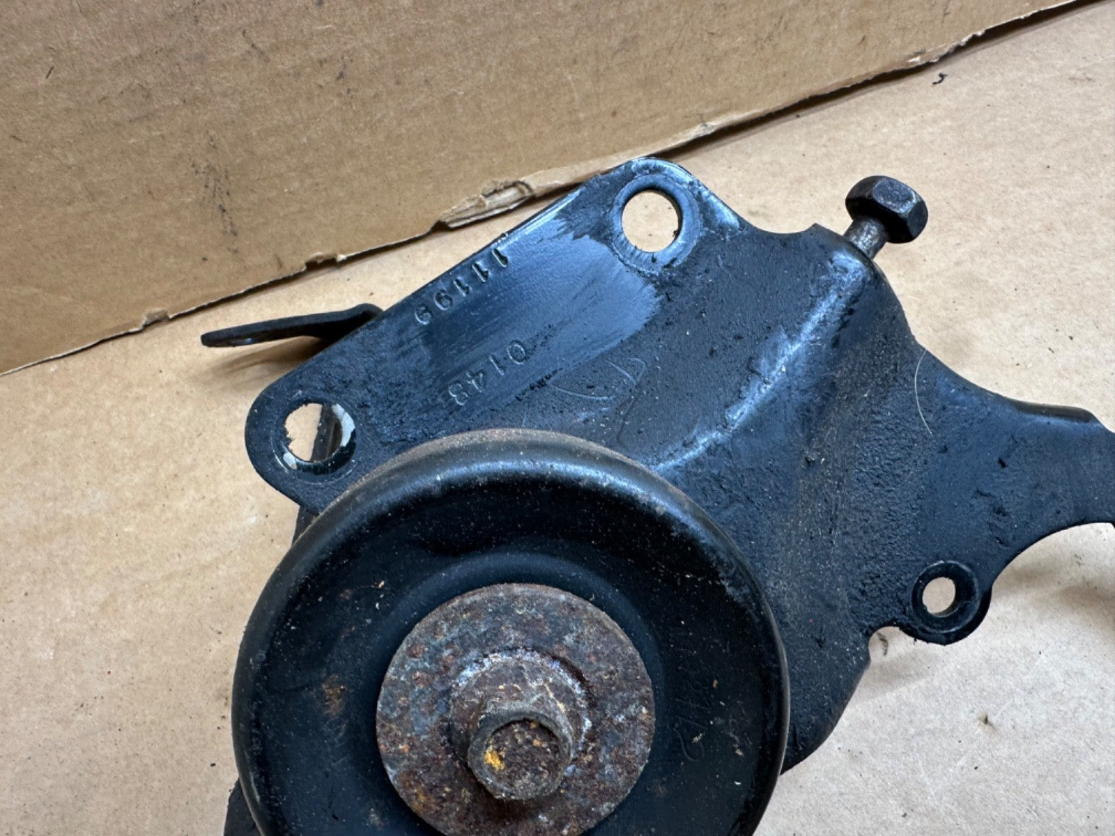 97-01 Jeep Cherokee Power Steering Pump Bracket Tensioner Assembly 4.0L Pulley