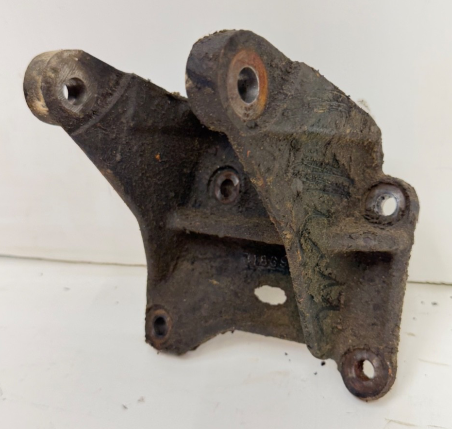 97-02 Jeep Wrangler TJ 2.5L 4cyl Right Passenger Motor Mount Bracket 52018696 OE