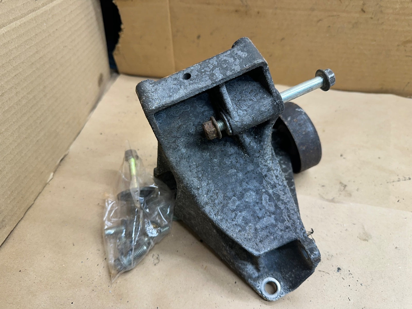 Jeep Wrangler YJ 91-95 2.5 4.0 Engine Alternator AC A/C Bracket Pulley 53007602