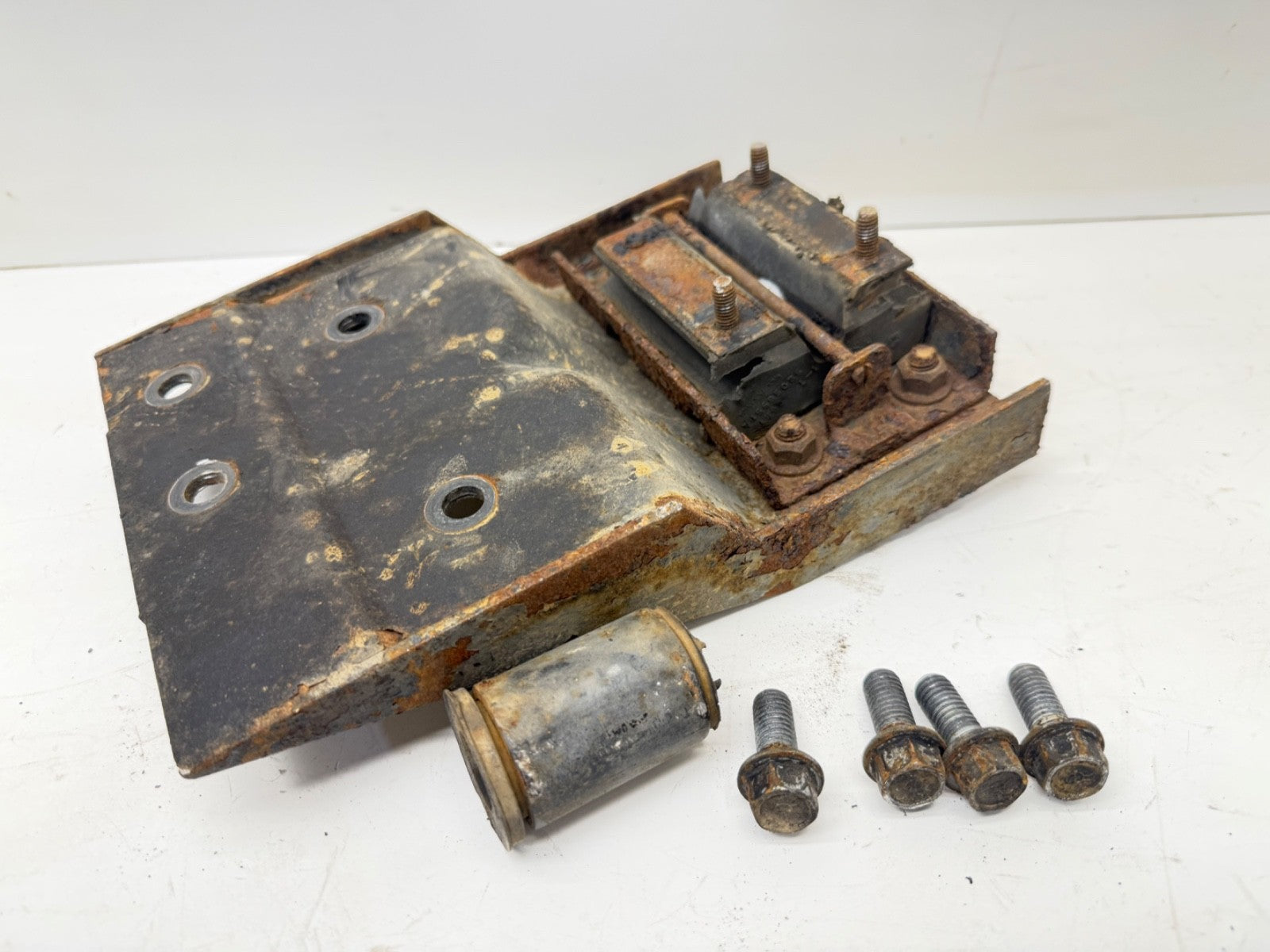 97-02 Wrangler Jeep TJ Transmission Mount Plate Bracket 4 cylinder 2.5L AX5 AX 5