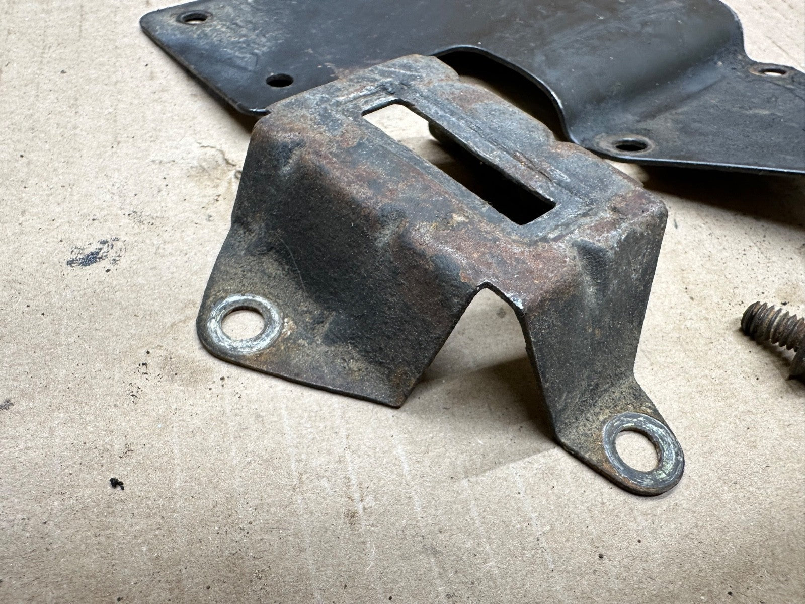 Jeep Wrangler YJ Cj7 82-90 4.2 6 Cyl Air Cleaner Valve Cover Bracket Mount OEM