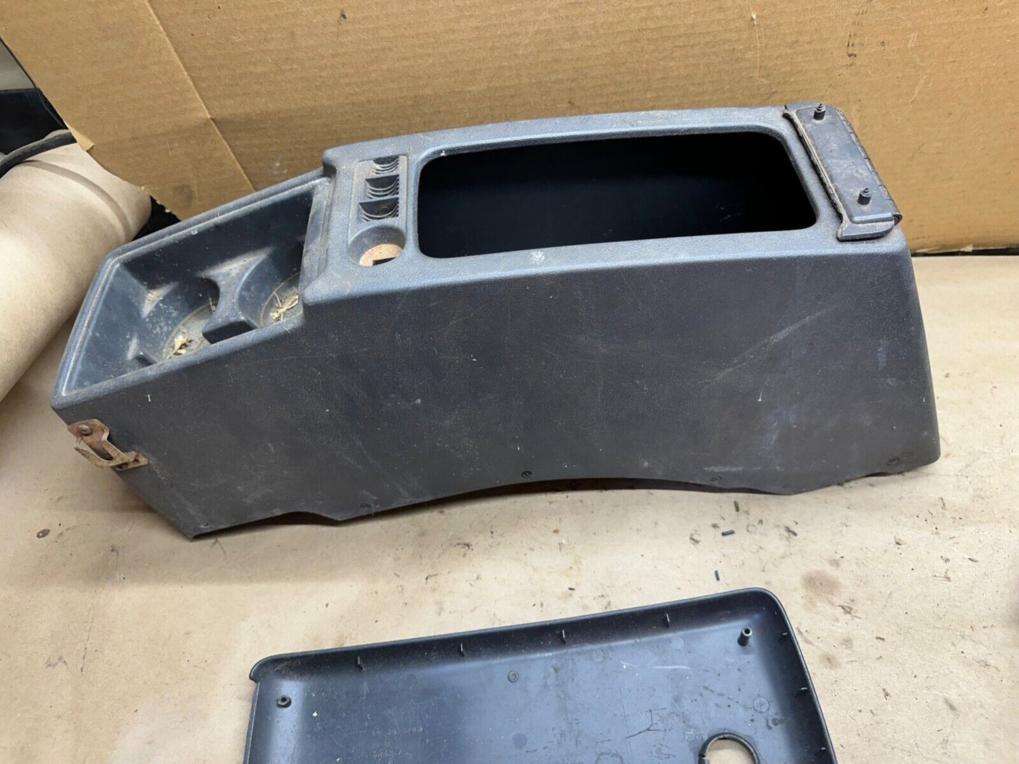 91-95 Jeep Wrangler YJ Interior Center Console Grey Gray OEM Factory ARMREST