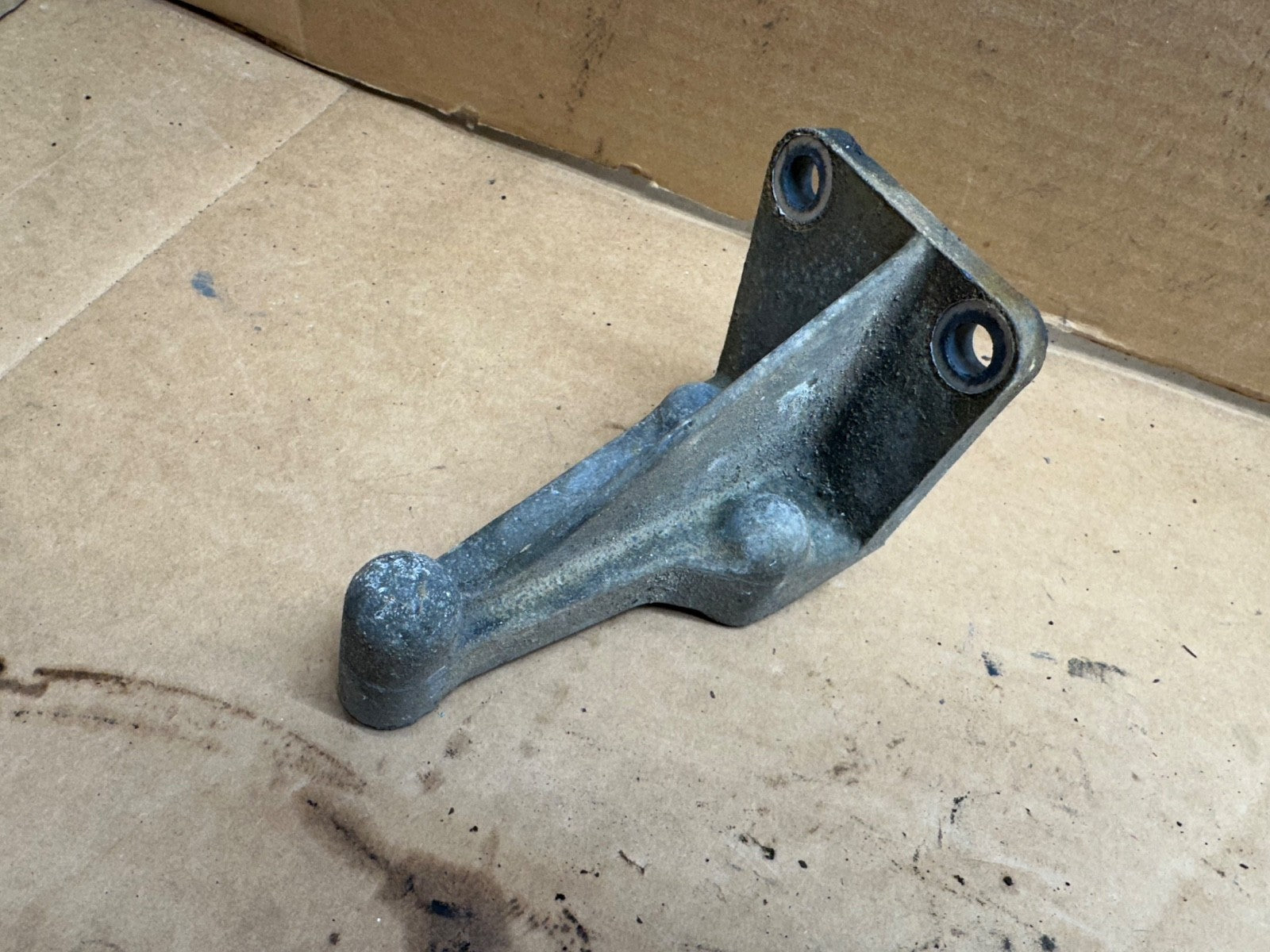 91-99 Jeep Wrangler YJ TJ 4.0L 6Cyl Alternator Lower Bracket OEM 53007607 Mount