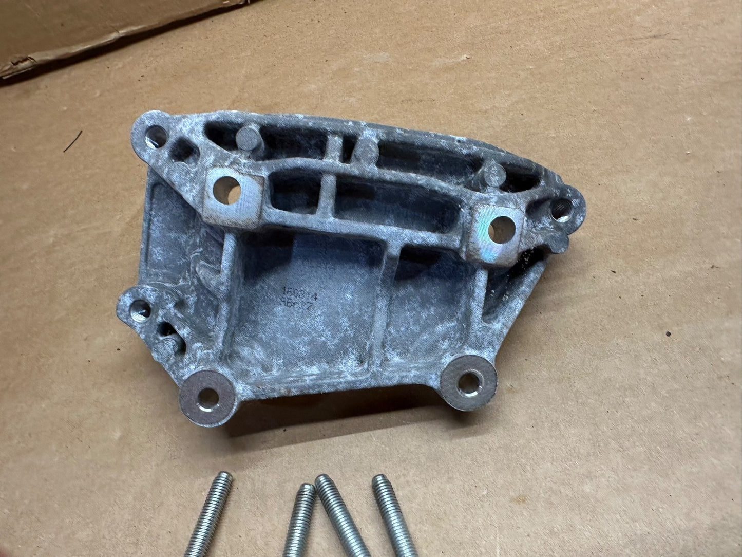 6.2L V-8 Ford F250 F350 Engine Alternator Mounting Bracket Super Duty Mount OEM