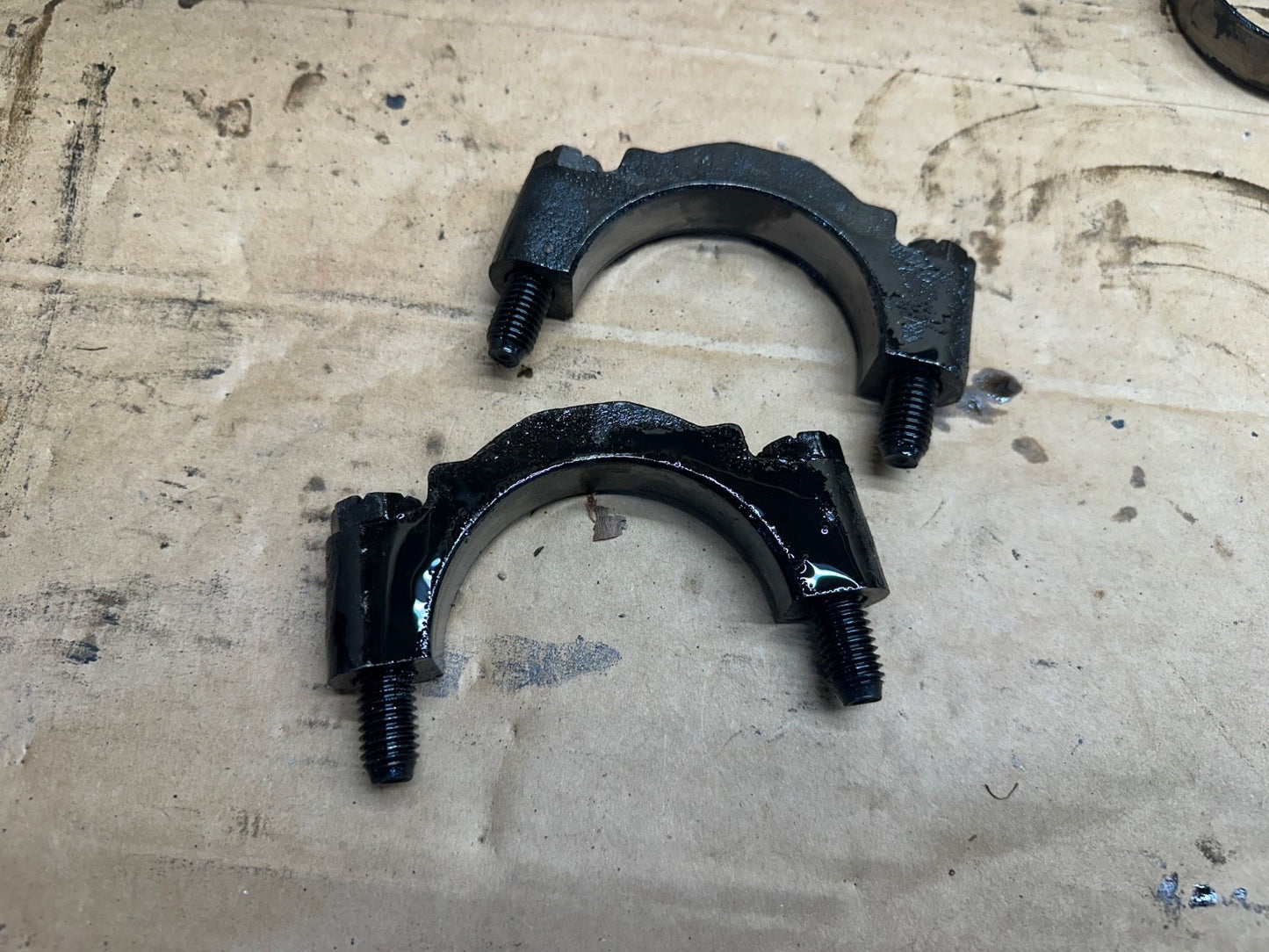 Ford Explorer Mustang 8.8 Axle Rear Bearing Cap & Bolts Carrier Differential OEM