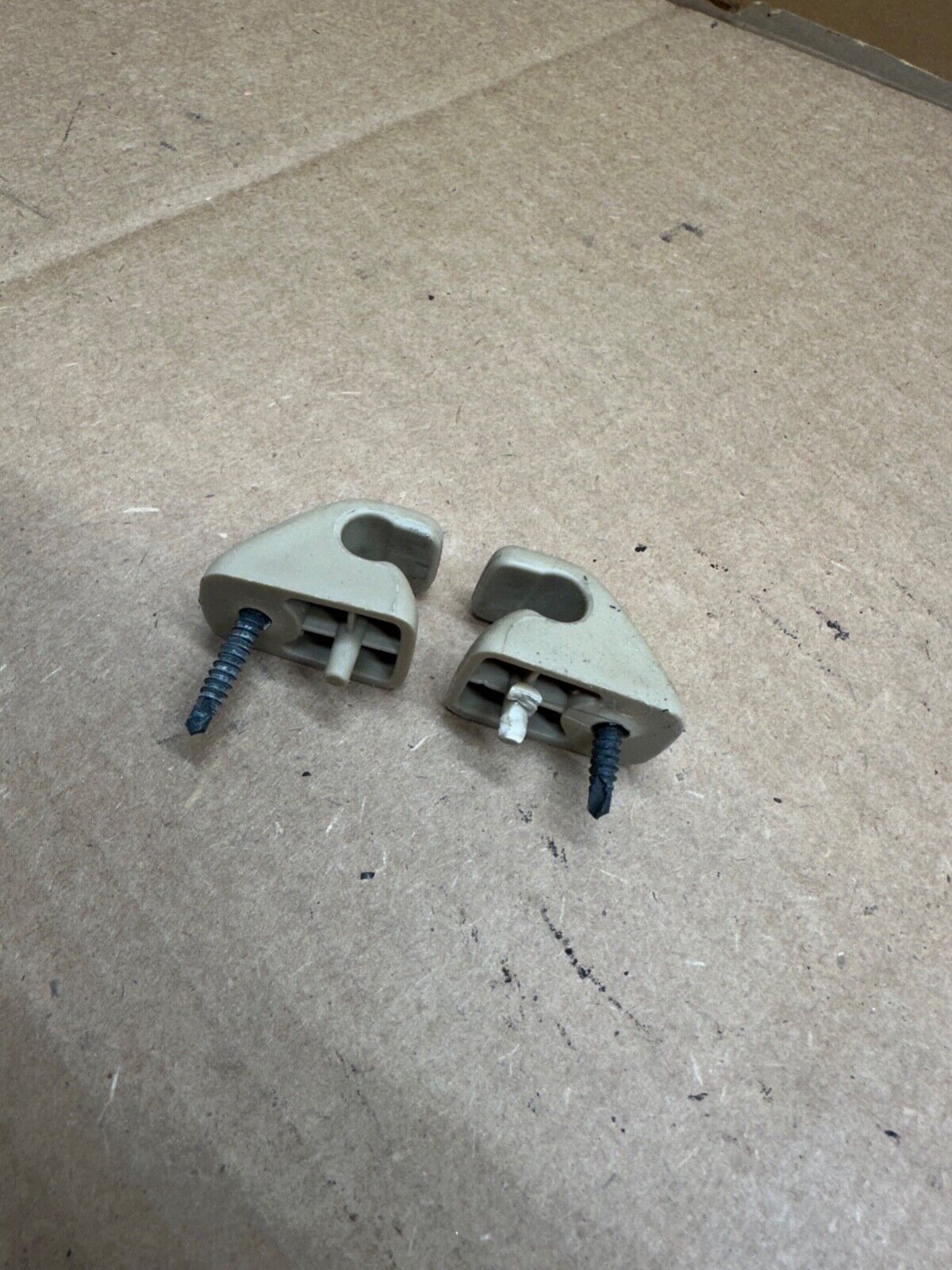 97-01 Jeep Cherokee XJ OEM Sun Visor Retaining Clips Pair Beige W/ Hardware Tan