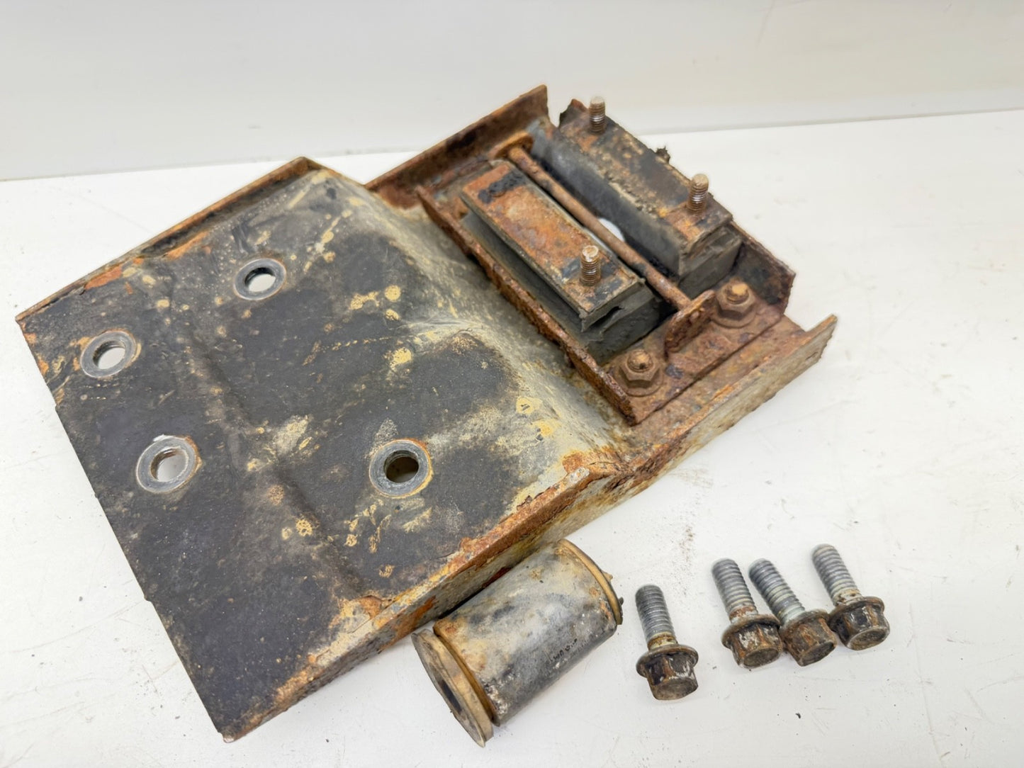 97-02 Wrangler Jeep TJ Transmission Mount Plate Bracket 4 cylinder 2.5L AX5 AX 5