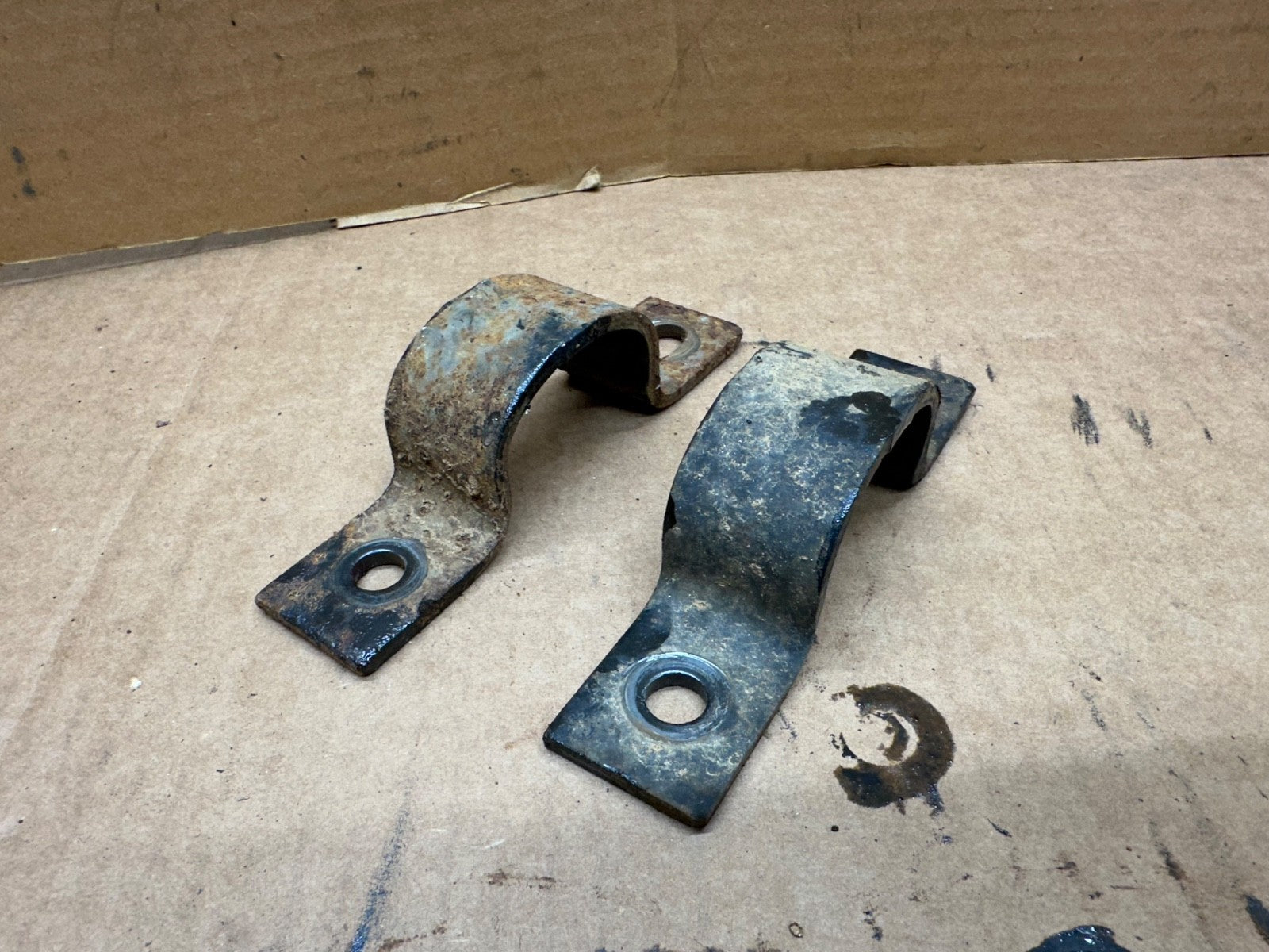 95-01 Ford Explorer 8.8 " Rear Sway Bar Stabilizer Bar Mounting Bracket Set OEM