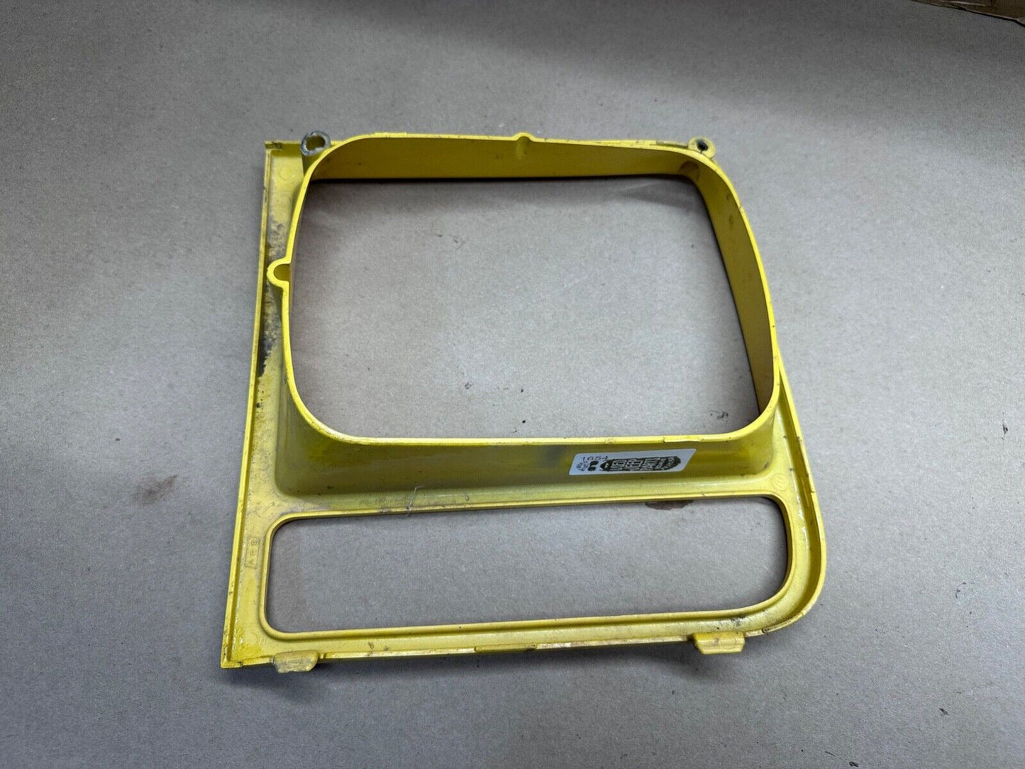 97-01 JEEP CHEROKEE XJ Right HEADLIGHT TRIM BEZEL RH R Light Surround PYH Yellow