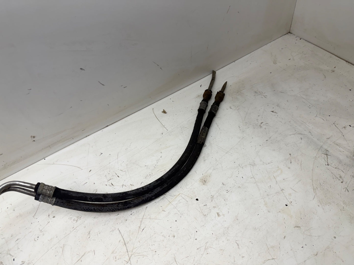 Jeep Wrangler YJ 91-95 4.0L 6 cylinder 4.0 Fuel Line Engine Rail Frame Gas Hose