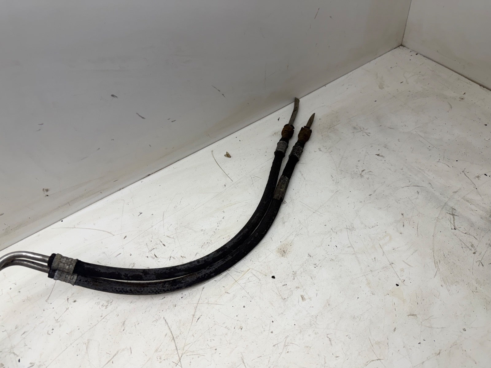 Jeep Wrangler YJ 91-95 4.0L 6 cylinder 4.0 Fuel Line Engine Rail Frame Gas Hose