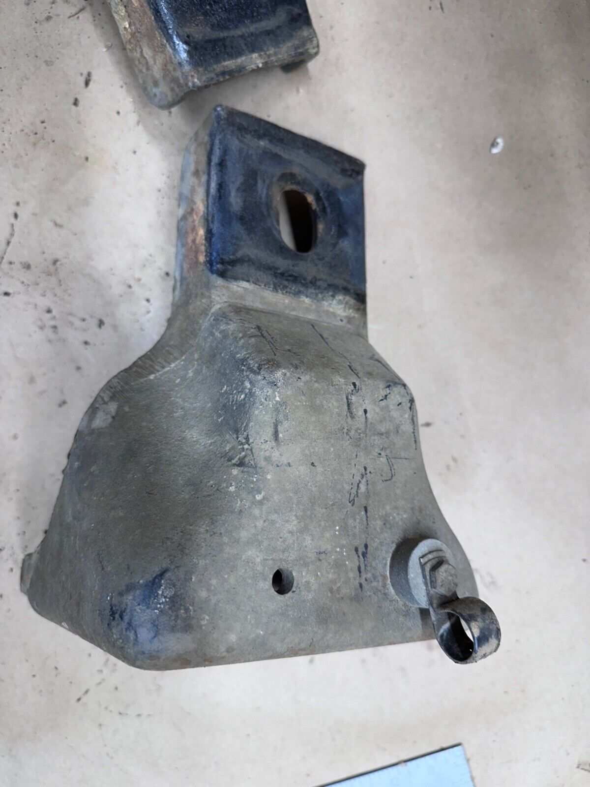 1980s INTERNATIONAL S Series Cab Body Frame Mount Bracket S1700 S1900 Front L R