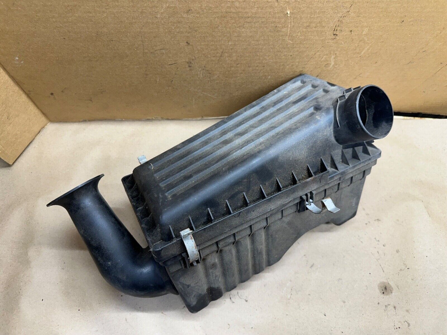 97-04 Jeep TJ Wrangler 4.0L 6 Cylinder Air Cleaner Box AirBox 4.0 L Filter OEM