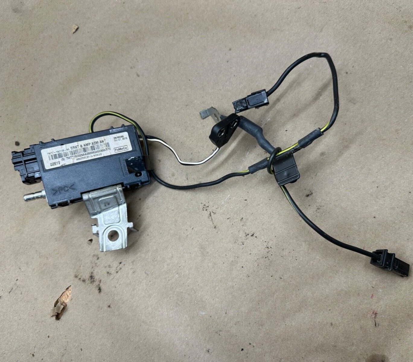 05-11 FORD CROWN VICTORIA ANTENNA BRACKET & AMPLIFIER ASSY 7W7T-19C029-AA WINDOW