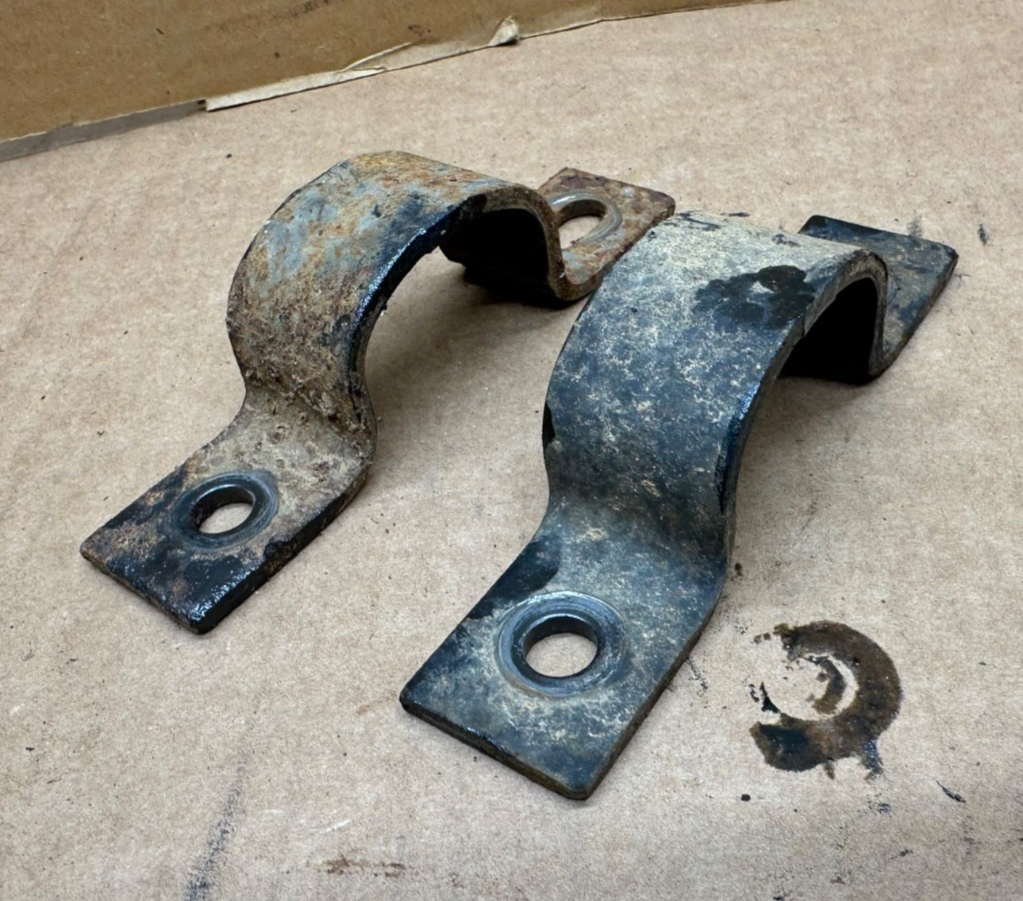 95-01 Ford Explorer 8.8 " Rear Sway Bar Stabilizer Bar Mounting Bracket Set OEM