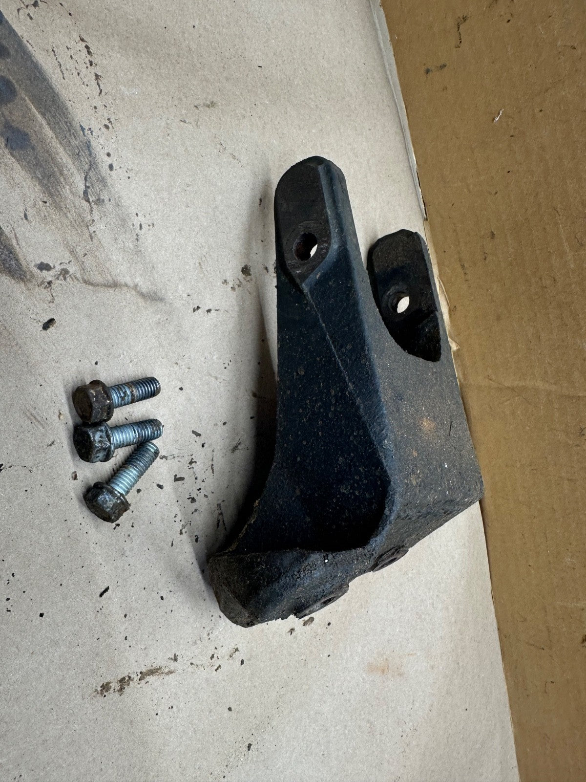 87-98 Jeep Wrangler YJ TJ Engine Mount Bracket Driver Side Cherokee XJ Left 4.0L