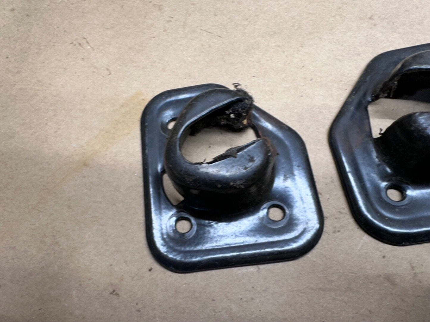 84-01 Jeep Cherokee XJ Upper Folding Back Seat Latch Strikers Plates Pair L R OE