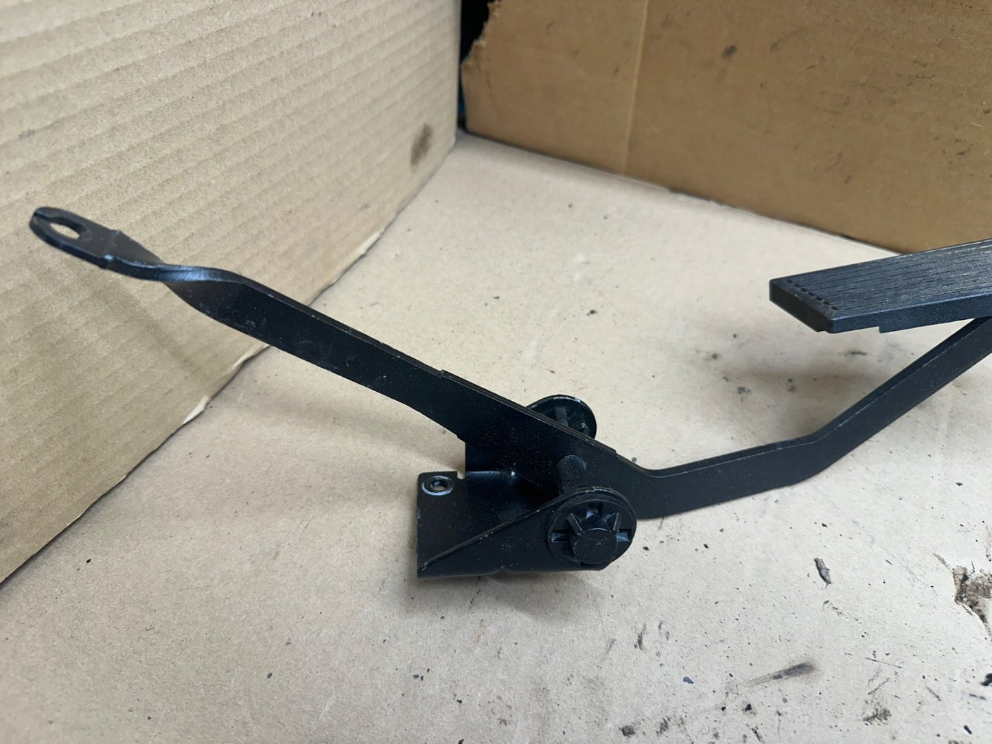 97-06 Jeep TJ Wrangler Gas Pedal Accelerator Lever Assembly Bracket 52078714 OEM