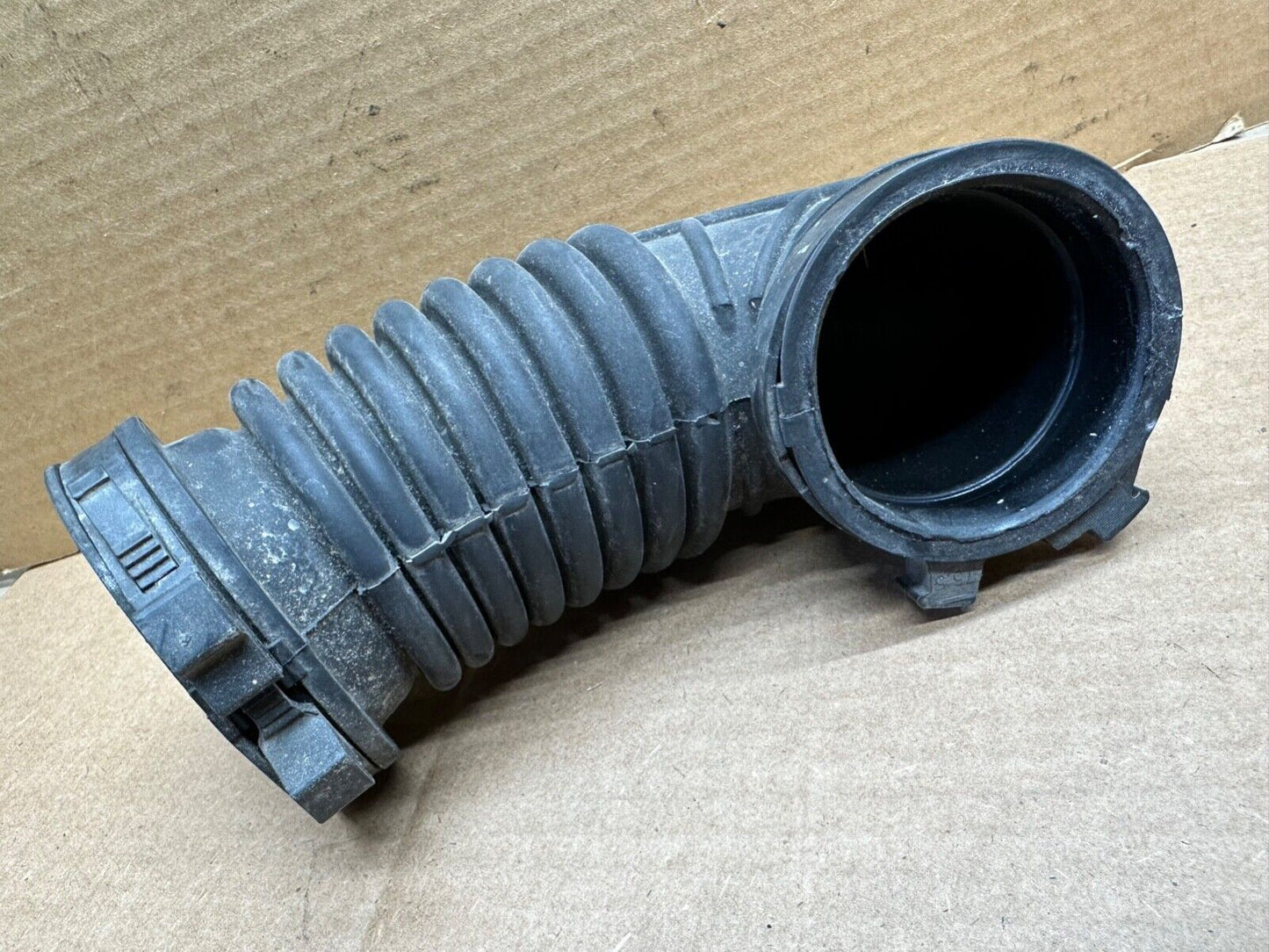 91-01 Jeep Cherokee XJ 4.0 Air Inlet Intake Cleaner Filter Tube Connector Hose