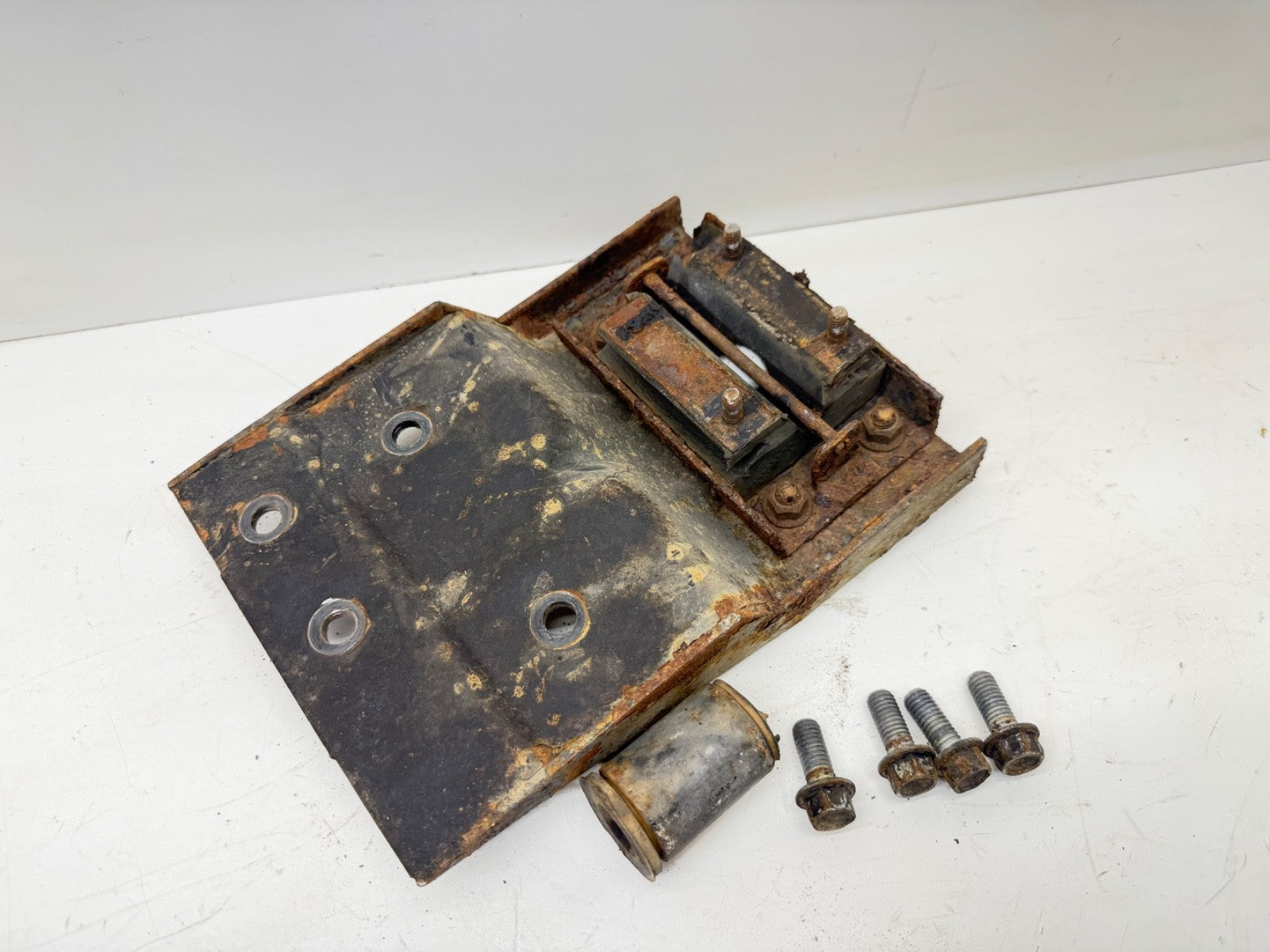 97-02 Wrangler Jeep TJ Transmission Mount Plate Bracket 4 cylinder 2.5L AX5 AX 5