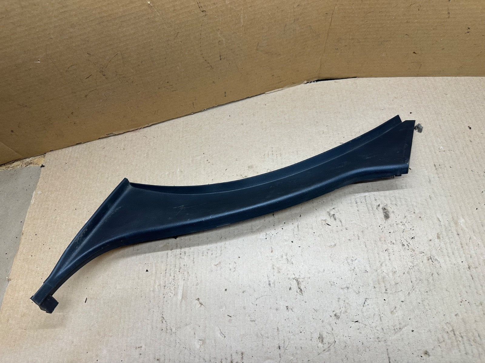 2003-2011 FORD CROWN VICTORIA LEFT REAR INNER LOWER QUARTER TRIM DARK GRAY/Black