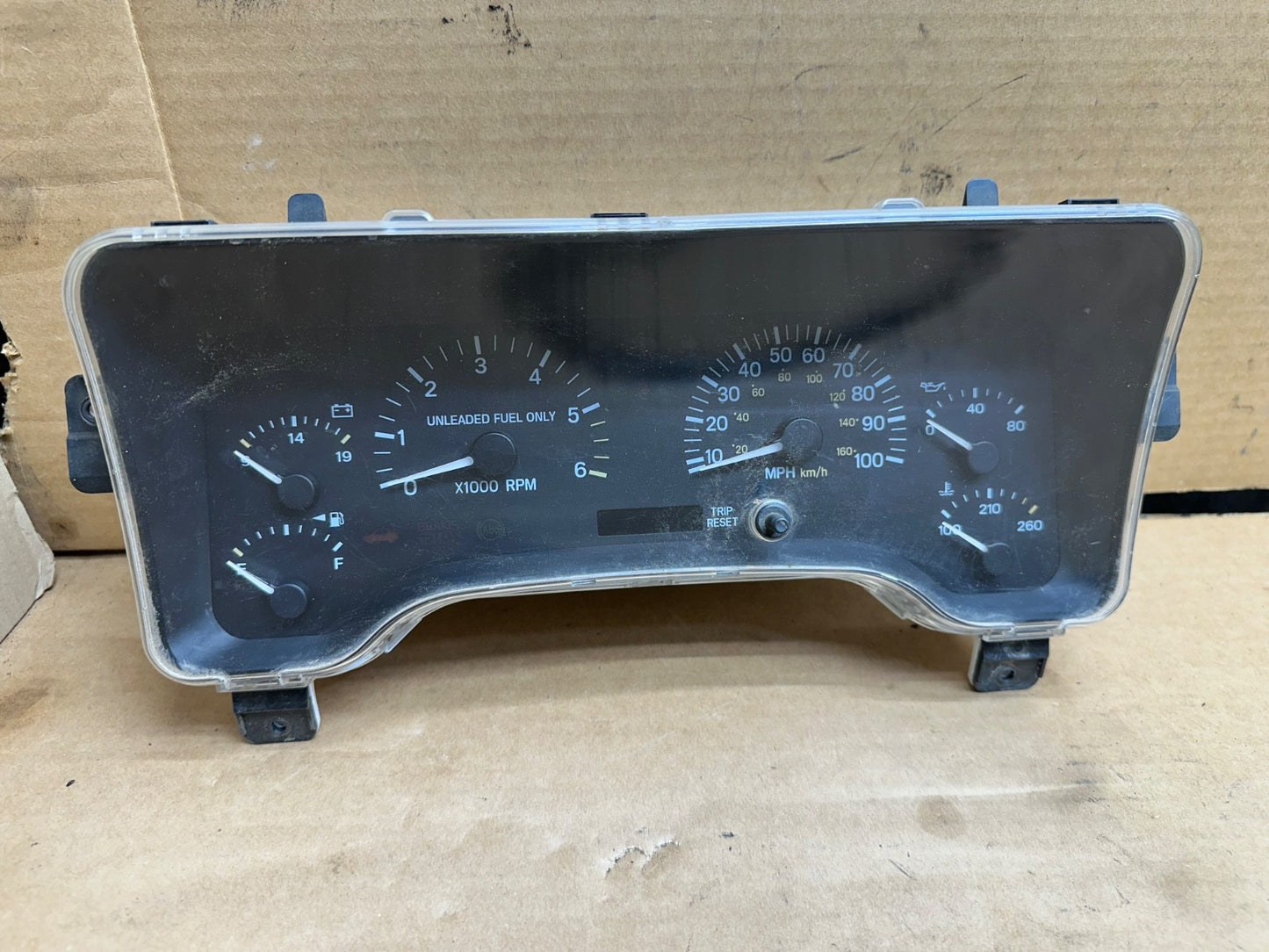 97-01 Jeep Cherokee XJ SPEEDOMETER CLUSTER Gauge Speedo Gauge Instrument Tach TJ
