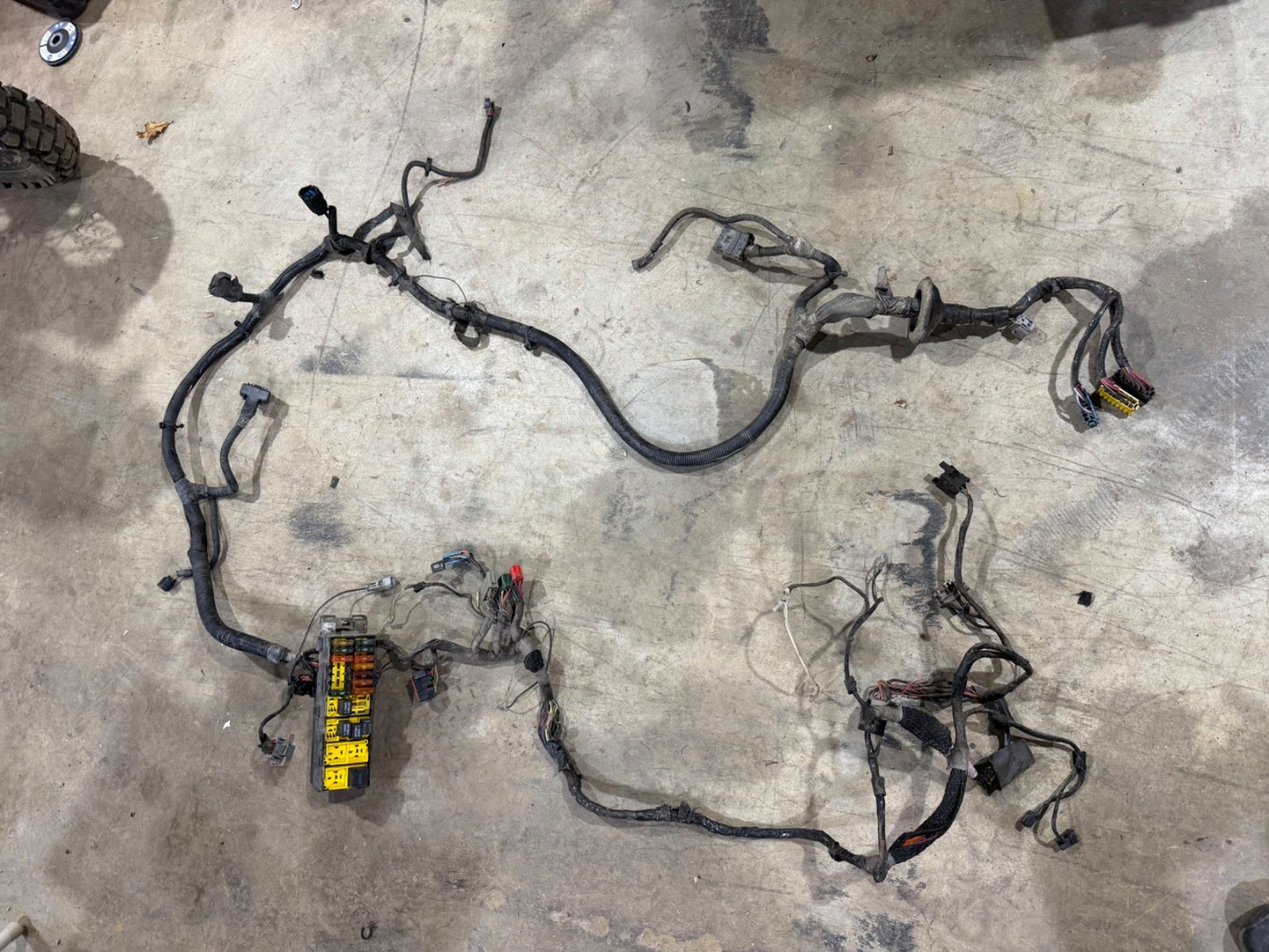 97 Jeep TJ Wrangler Fusebox Under Hood Fuse box Engine Wire Harness Block 97