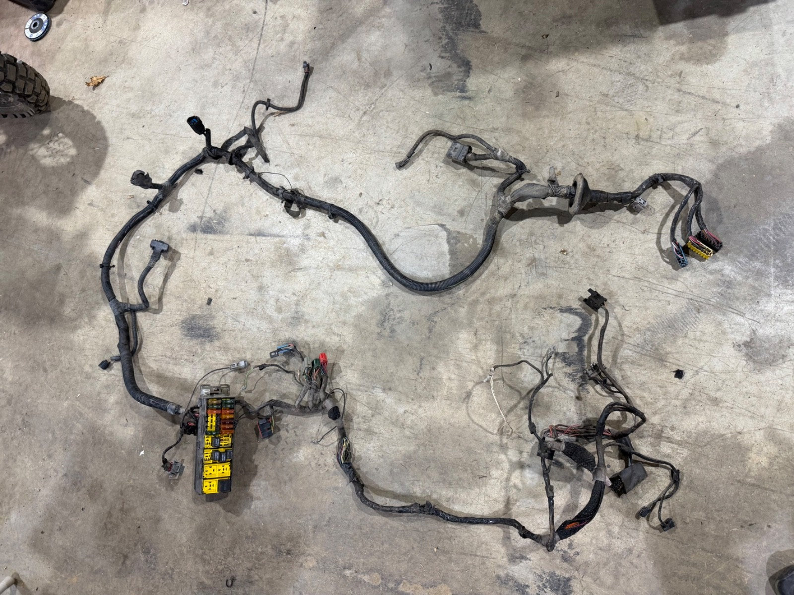97 Jeep TJ Wrangler Fusebox Under Hood Fuse box Engine Wire Harness Block 97
