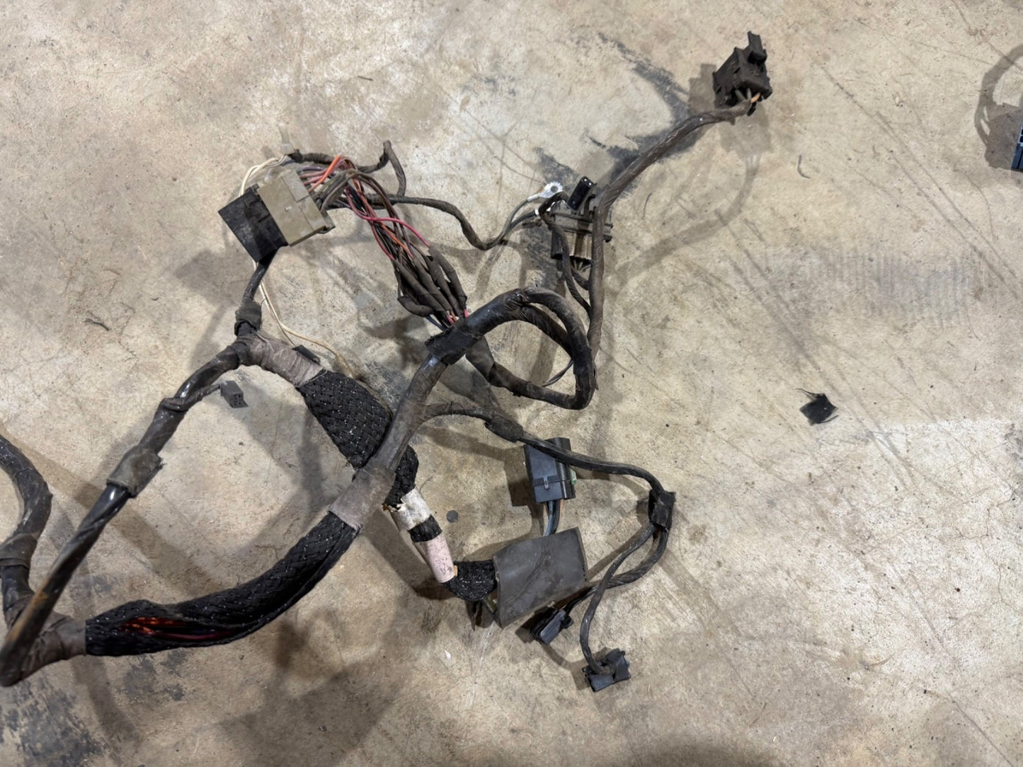 97 Jeep TJ Wrangler Fusebox Under Hood Fuse box Engine Wire Harness Block 97