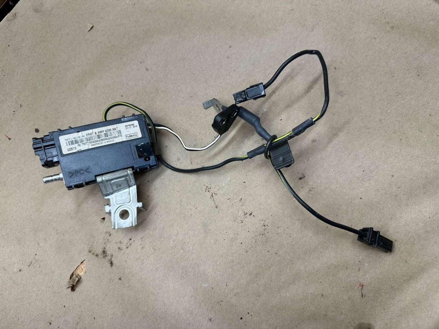 05-11 FORD CROWN VICTORIA ANTENNA BRACKET & AMPLIFIER ASSY 7W7T-19C029-AA WINDOW