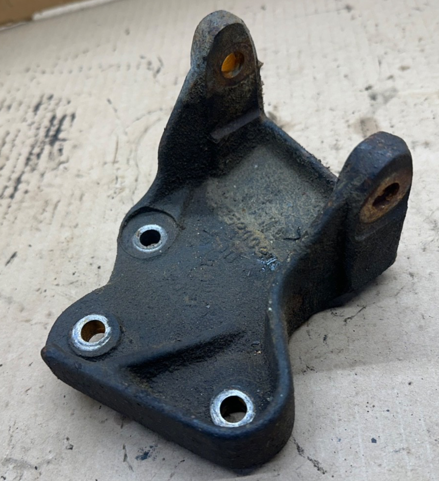1987-90 Jeep Wrangler YJ Engine Mount Bracket Passenger Side - 8952002786 Right