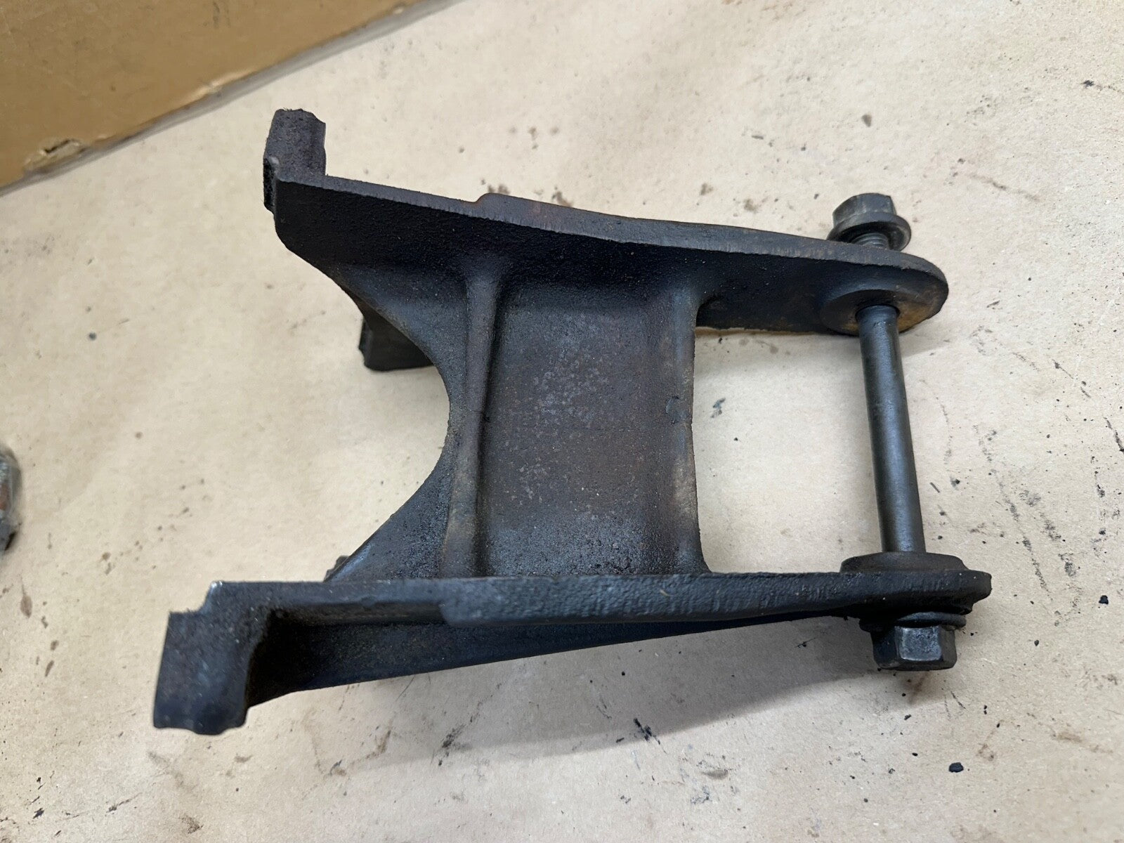87-95 Jeep Wrangler YJ 2.5 L 4 Cyl Drivers Side Motor Mount Bracket Left 2.5L