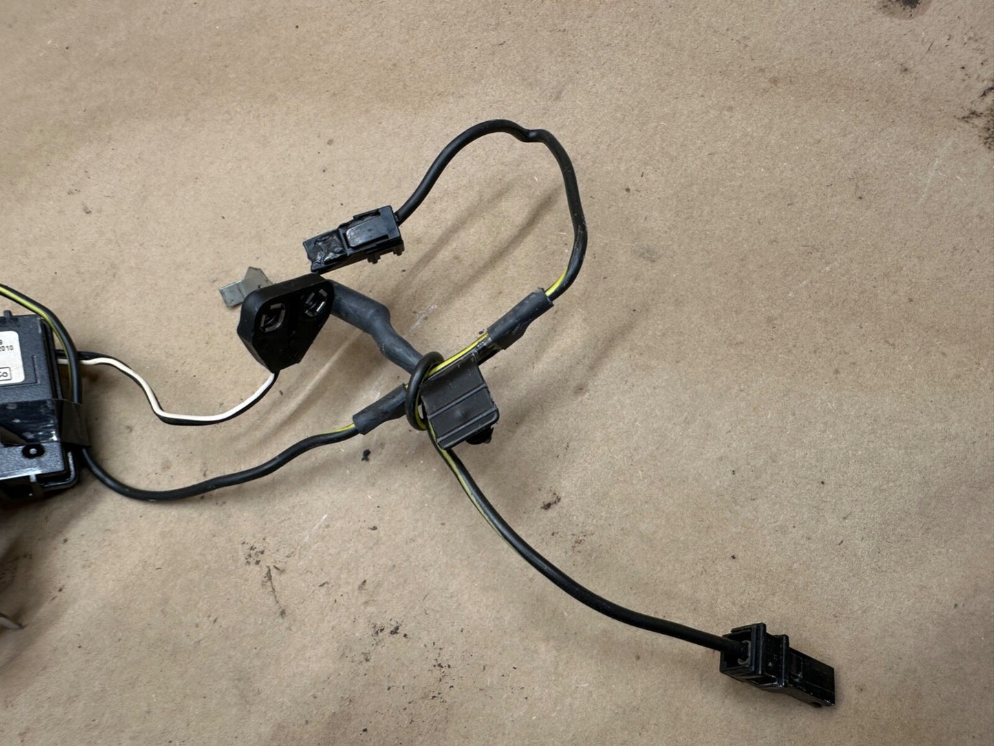 05-11 FORD CROWN VICTORIA ANTENNA BRACKET & AMPLIFIER ASSY 7W7T-19C029-AA WINDOW