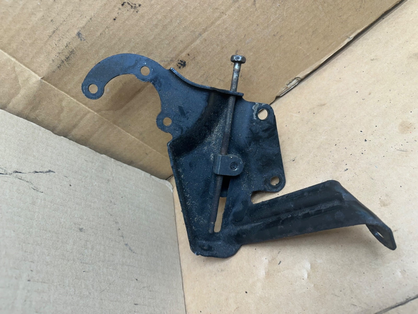 97-01 Jeep Cherokee Power Steering Pump Bracket Tensioner Assembly 4.0L Pulley