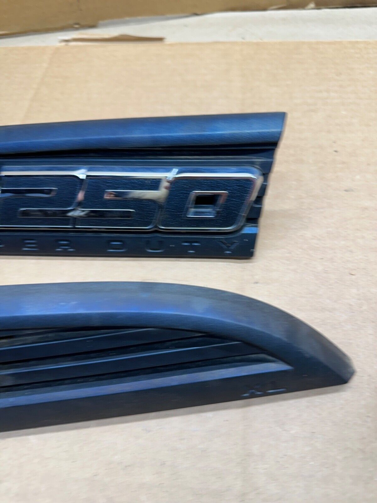 11-16 FORD F-250 SUPER DUTY OEM L & R EXTERIOR FENDER EMBLEM BADGE SET PAIR XL