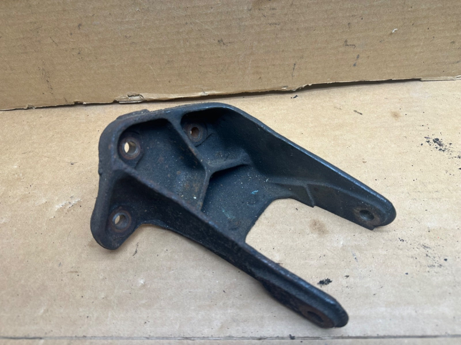 87-98 Jeep Wrangler YJ TJ Engine Mount Bracket Driver Side 8952002441 Left 4.0L