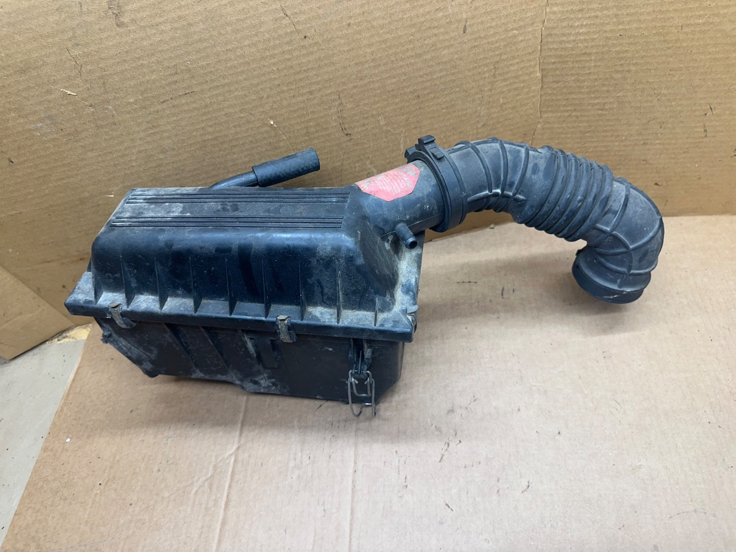 91-95 Jeep Wrangler YJ 2.5 L 4 Cyl Air Cleaner Filter Box Tube Assembly 2.5L