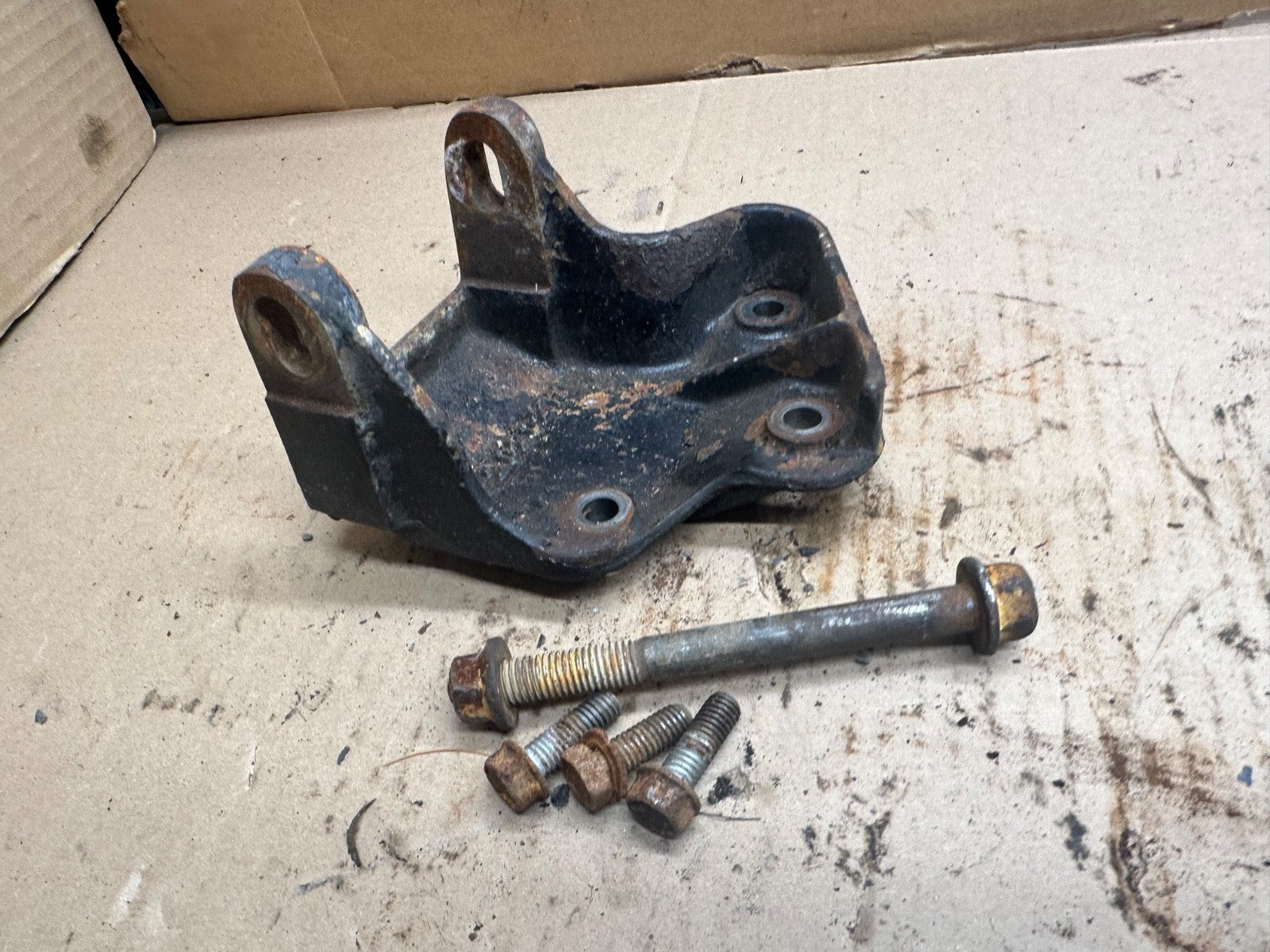 Jeep Wrangler Tj 97-99 4.0 6 Cyl Engine Motor Mount OEM Right Side 52020270