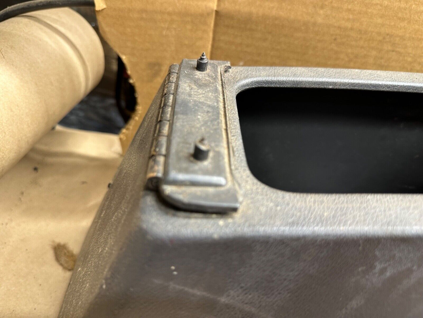 91-95 Jeep Wrangler YJ Interior Center Console Grey Gray OEM Factory ARMREST