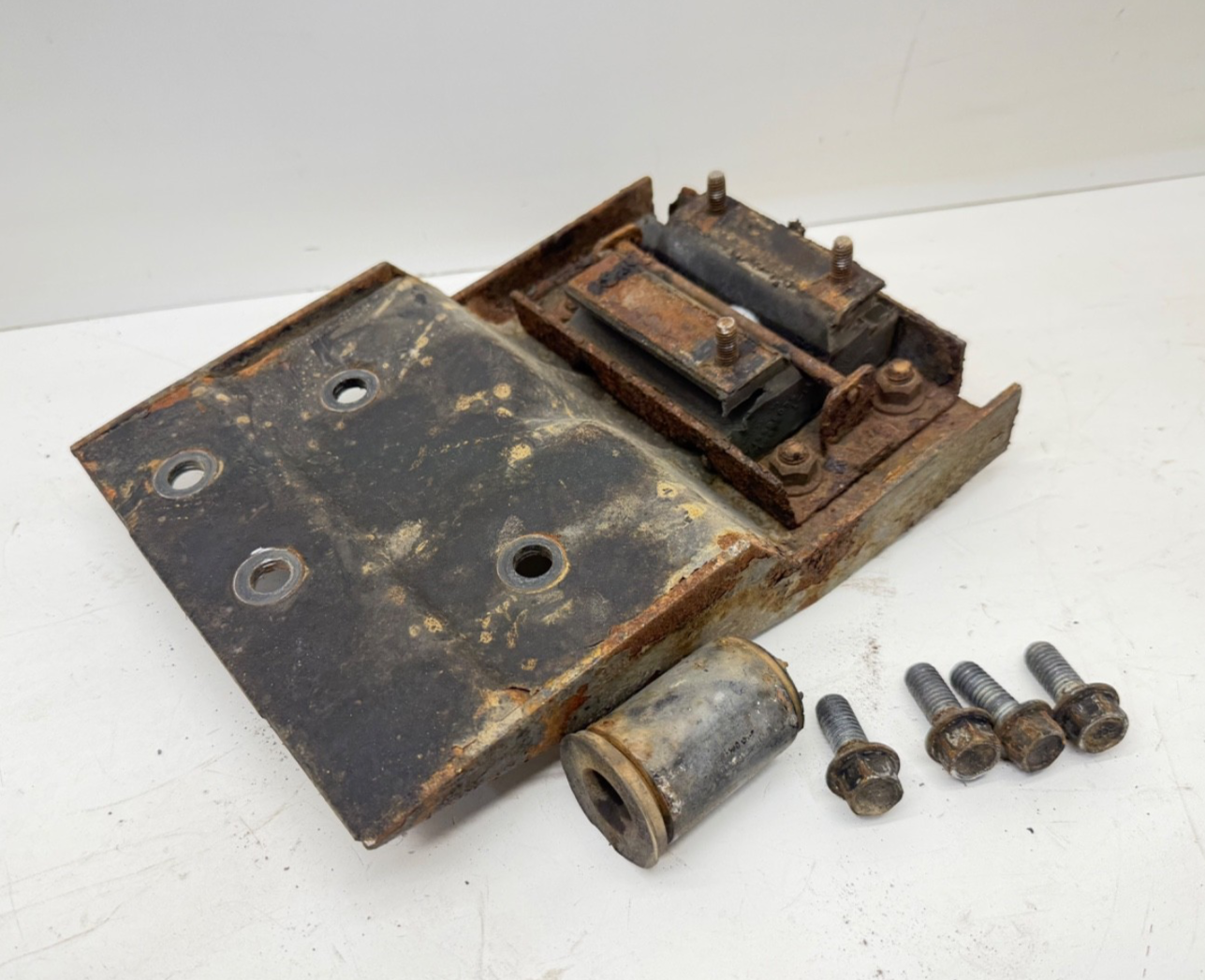 97-02 Wrangler Jeep TJ Transmission Mount Plate Bracket 4 cylinder 2.5L AX5 AX 5
