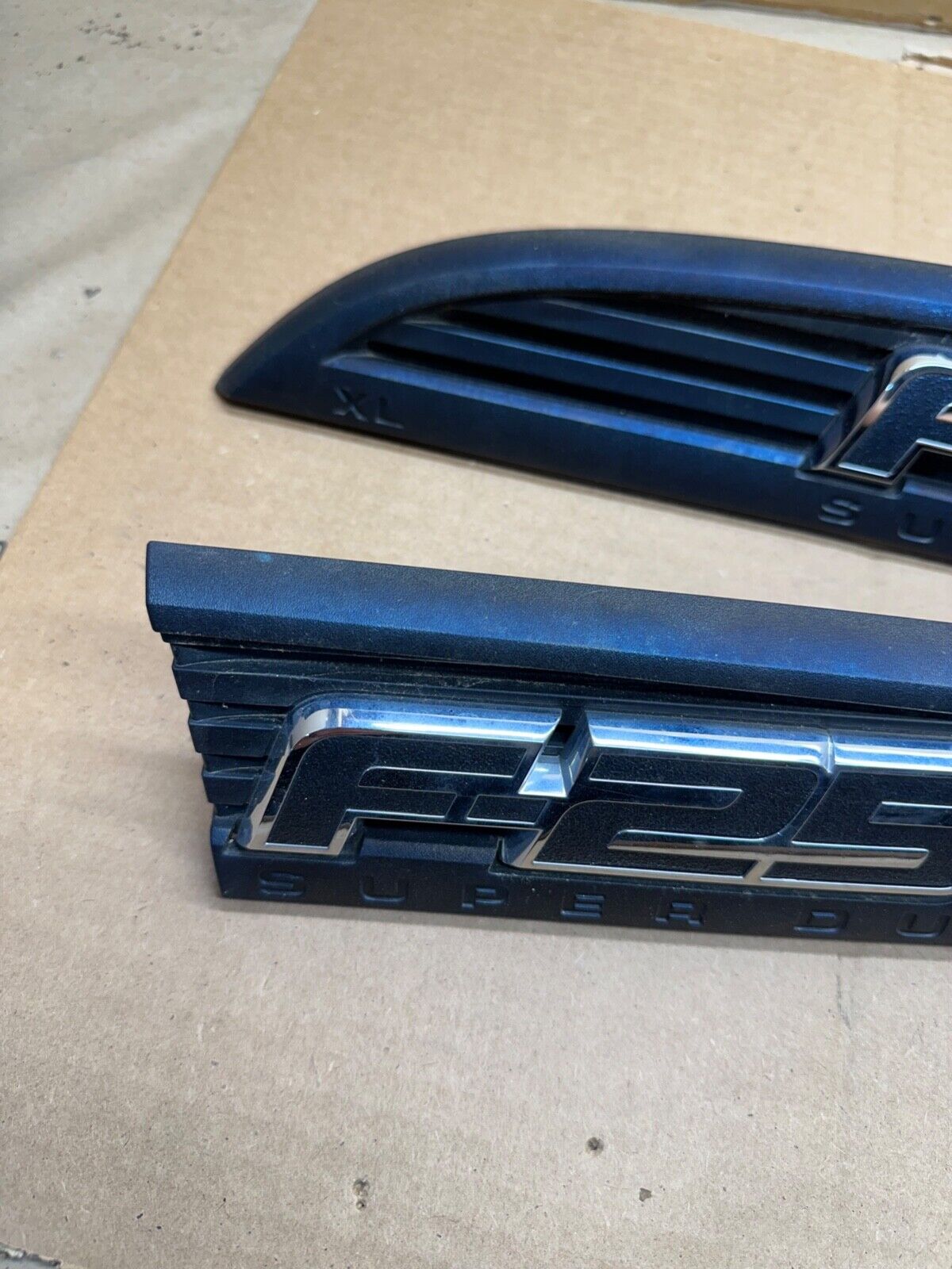 11-16 FORD F-250 SUPER DUTY OEM L & R EXTERIOR FENDER EMBLEM BADGE SET PAIR XL