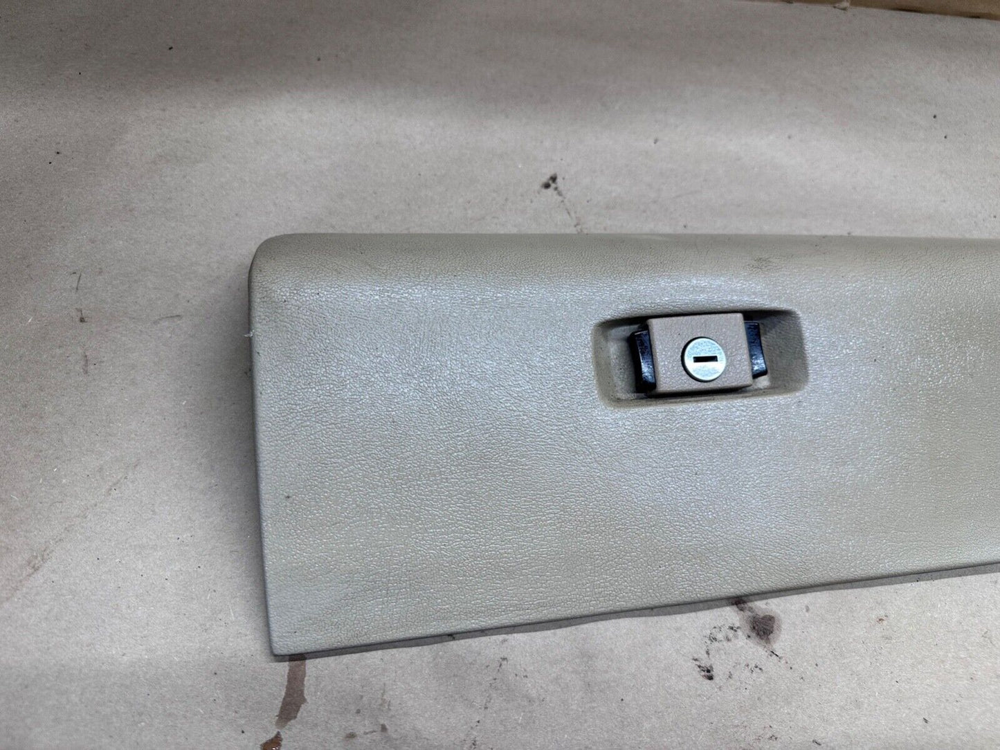 87-1996 Jeep Cherokee XJ Glove Box Lid Door Compartment Light Tan Glovebox OEM