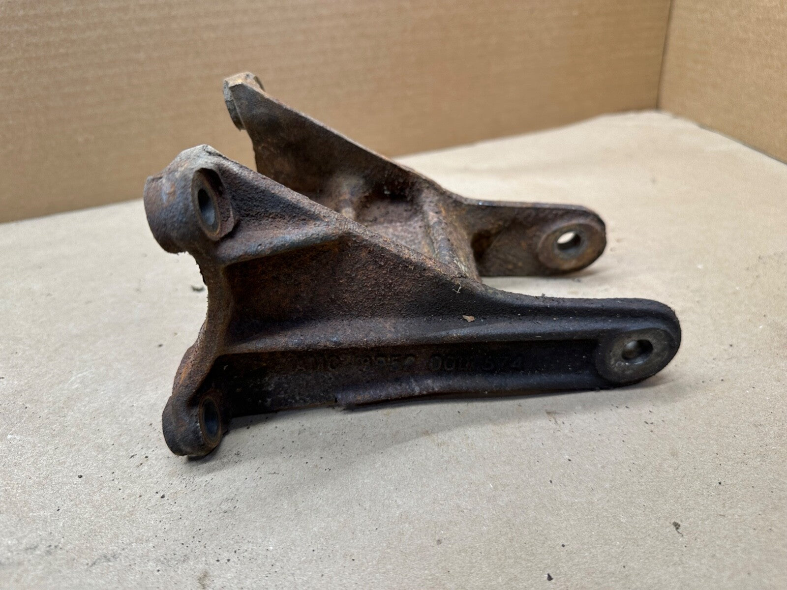87-95 Jeep Wrangler YJ 2.5 4 Cyl Driver Side Motor Mount Bracket Left Engine OEM