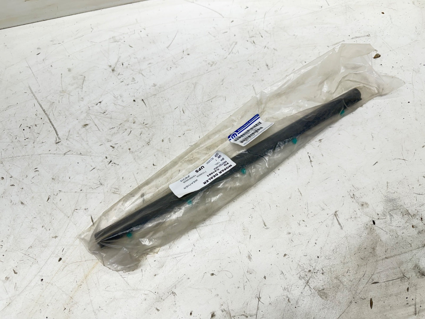 18-25 Jeep Gladiator Wrangler Fender To Hood Weatherstrip Mopar 68272214AA OEM